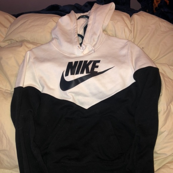 Nike Sweaters - Nike sweater, never worn (too small)